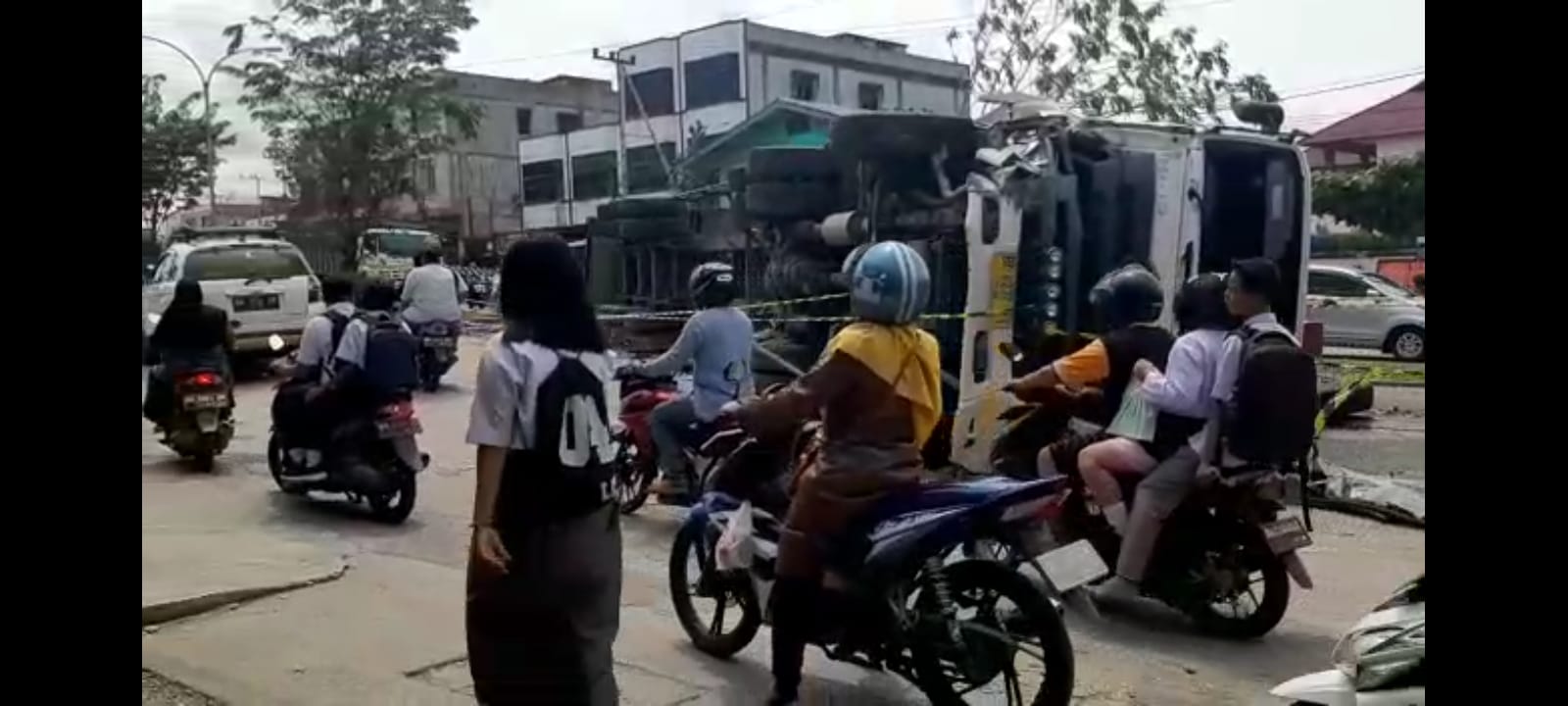 Truk Kontainer Terguling, Dua Pemotor Tewas Terhimpit
