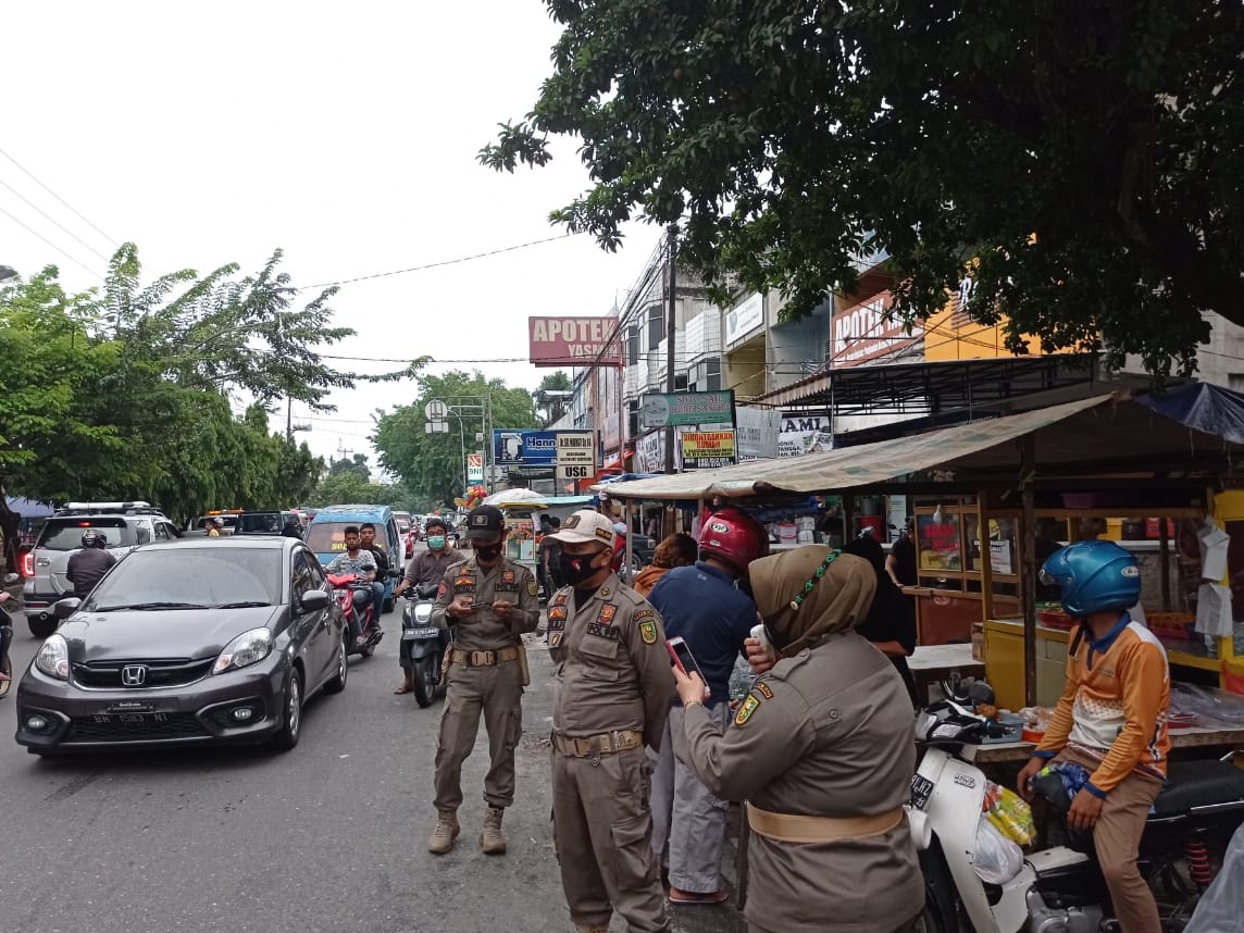 Satpol PP Riau Rutin Patroli Prokes di Pasar Ramadhan