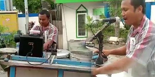 Pembeli Auto Joged, Aksi DJ Penjual Pentol Asal Gresik ini Viral
