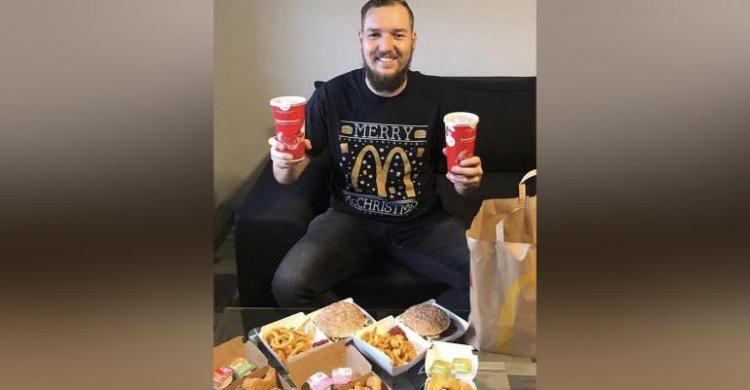 Pria ini Habiskan 570 Juta Selama 23 Tahun Buat Makan Burger