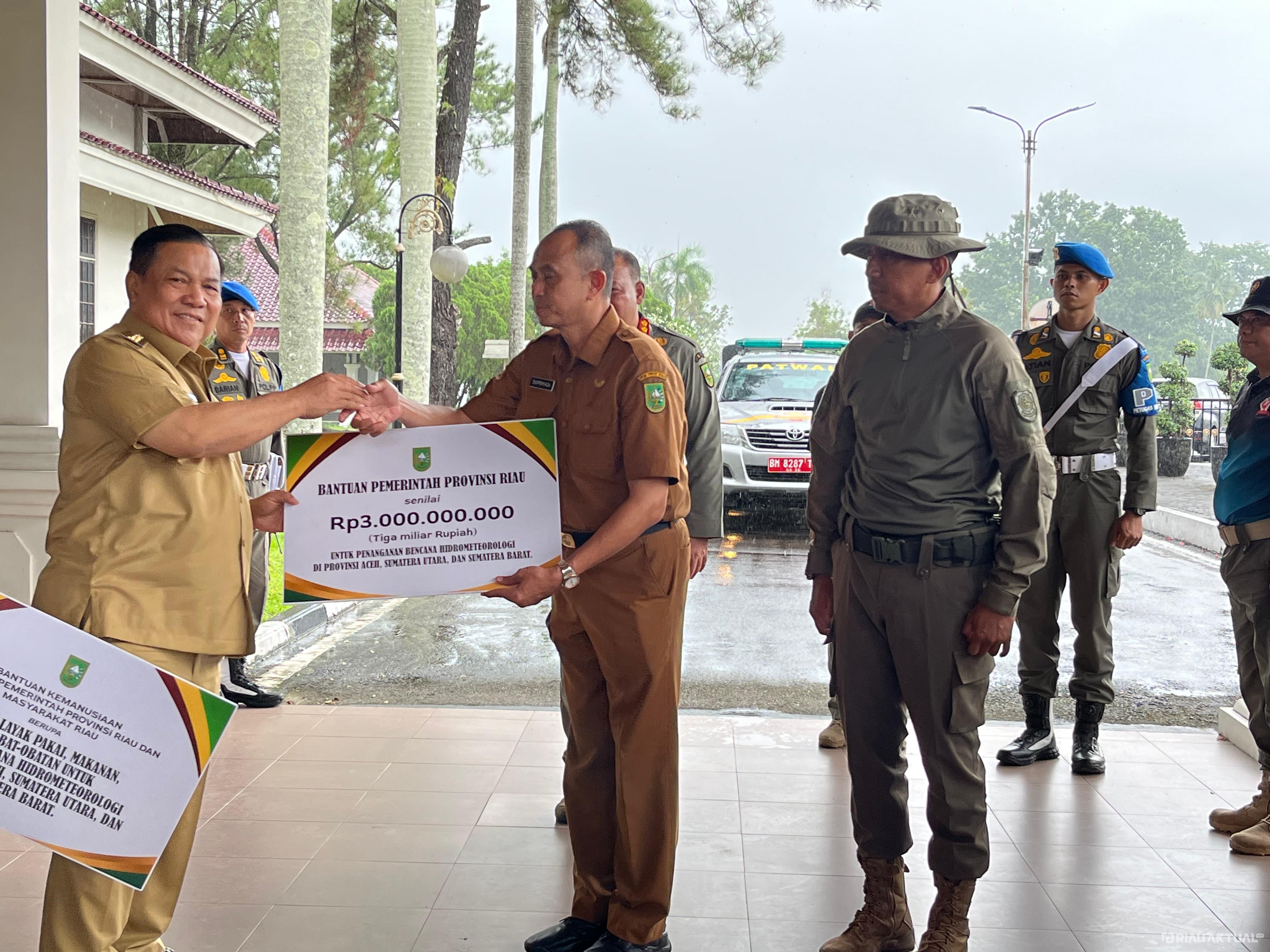 Pemprov Riau Salurkan Bantuan Uang Senilai Rp3 Miliar Untuk Provinsi Terdampak Bencana