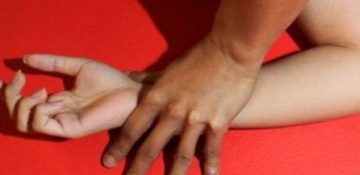 Parah ! Nafsu Sudah di Ubun-ubun, Istri Tetangga Ditarik ke Kamar, Terjadilah…