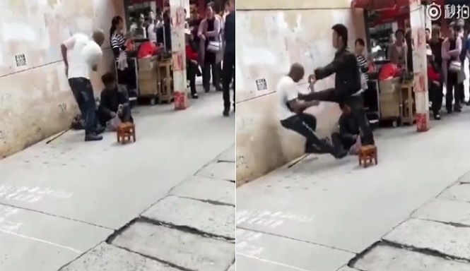 Pukul dan Tendang Pengemis, Pria Ini Langsung Dapat Balas Setimpal