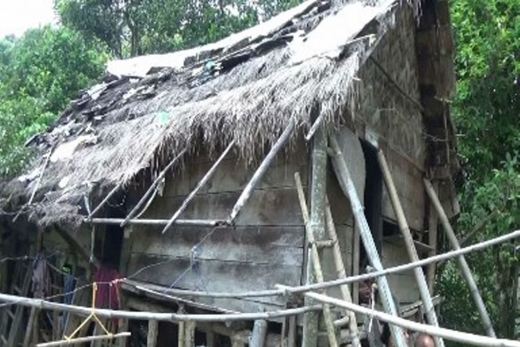 Bocor, Atap Rumah Lansia Ini Ditambal Bungkus Mie hingga Karung Pupuk