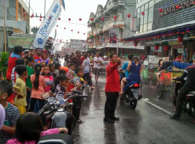 Bupati dan Istri Gubri Hadiri Festival Perang Air di Meranti