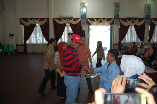 Pemkab Rohil Salurkan Beasiswa Bagi Keluarga Tak Mampu