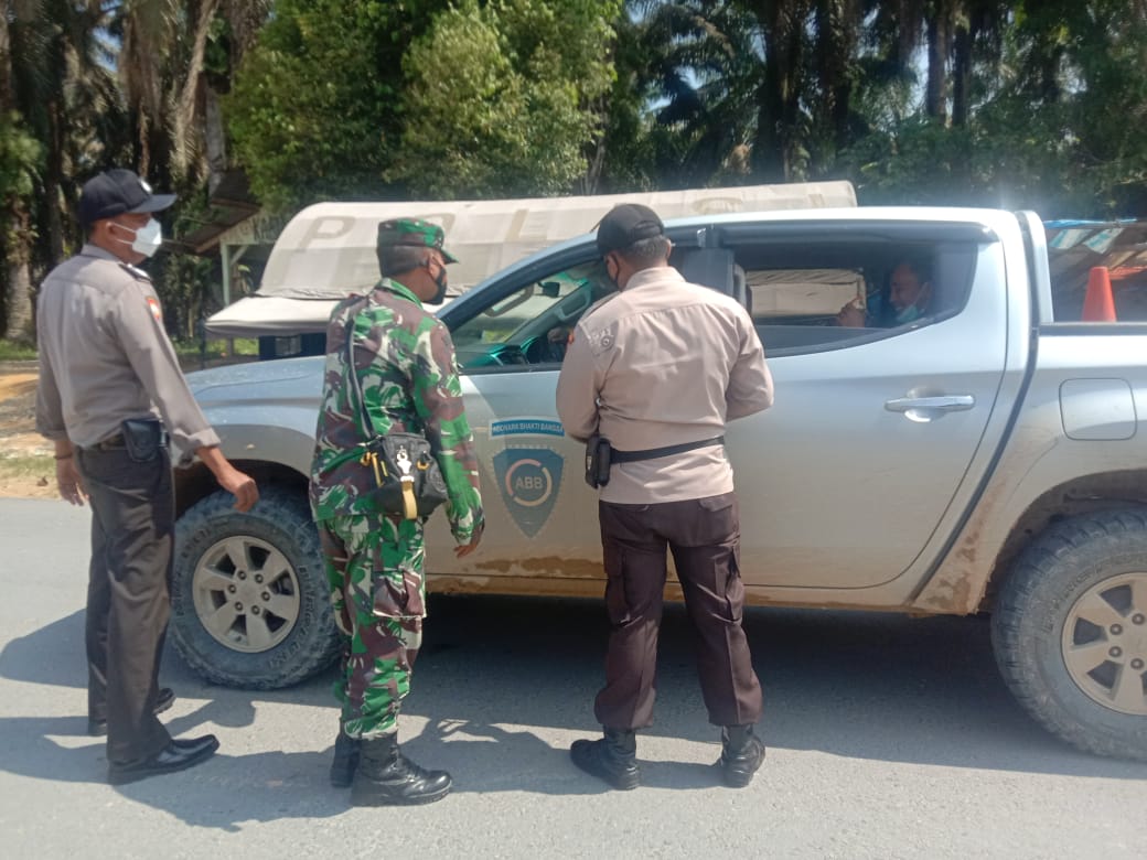 Polsek Kerumutan Lakukan Penertiban Prokes di Pos PPKM