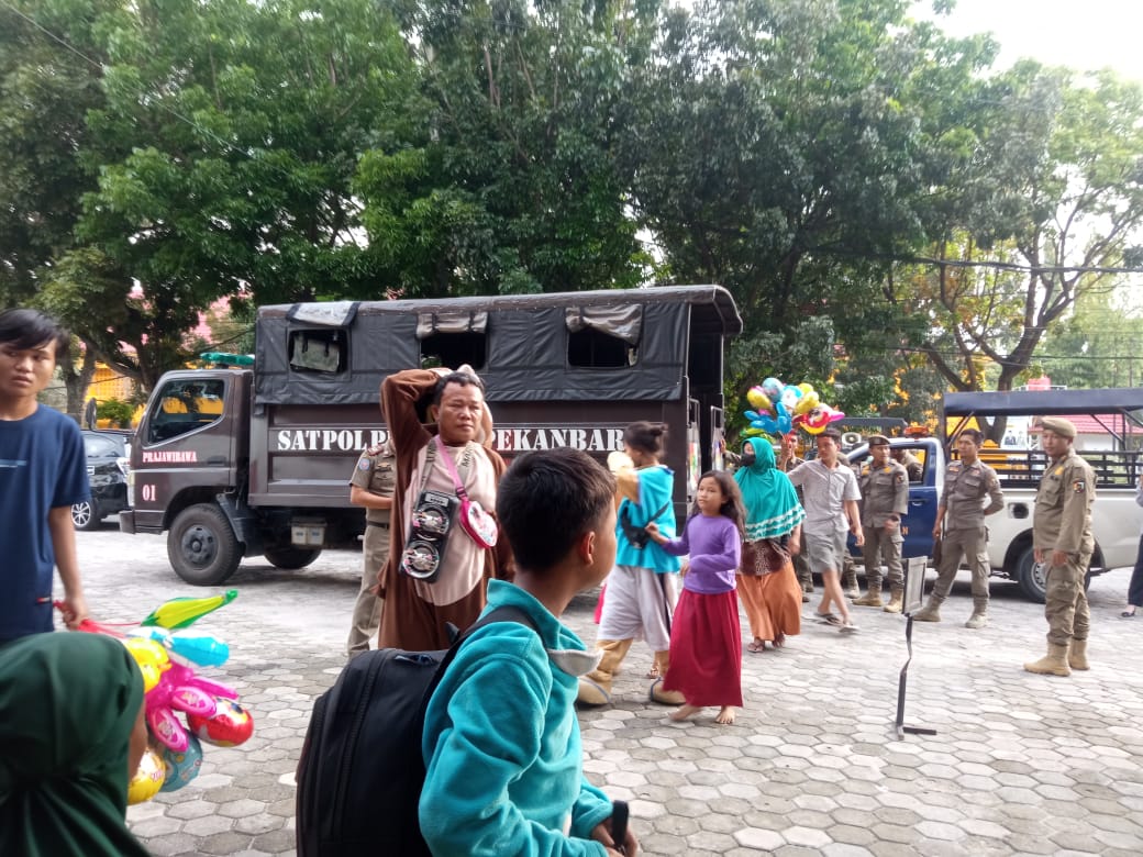 Razia Gabungan, Puluhan Gepeng Diangkut Satpol PP Pekanbaru