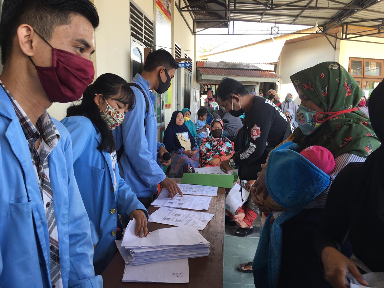 Tim Kukerta UNRI Relawan Covid-19 Ikut Andil Dalam Pembagian Bansos Tunai di Desa Kubang Jaya