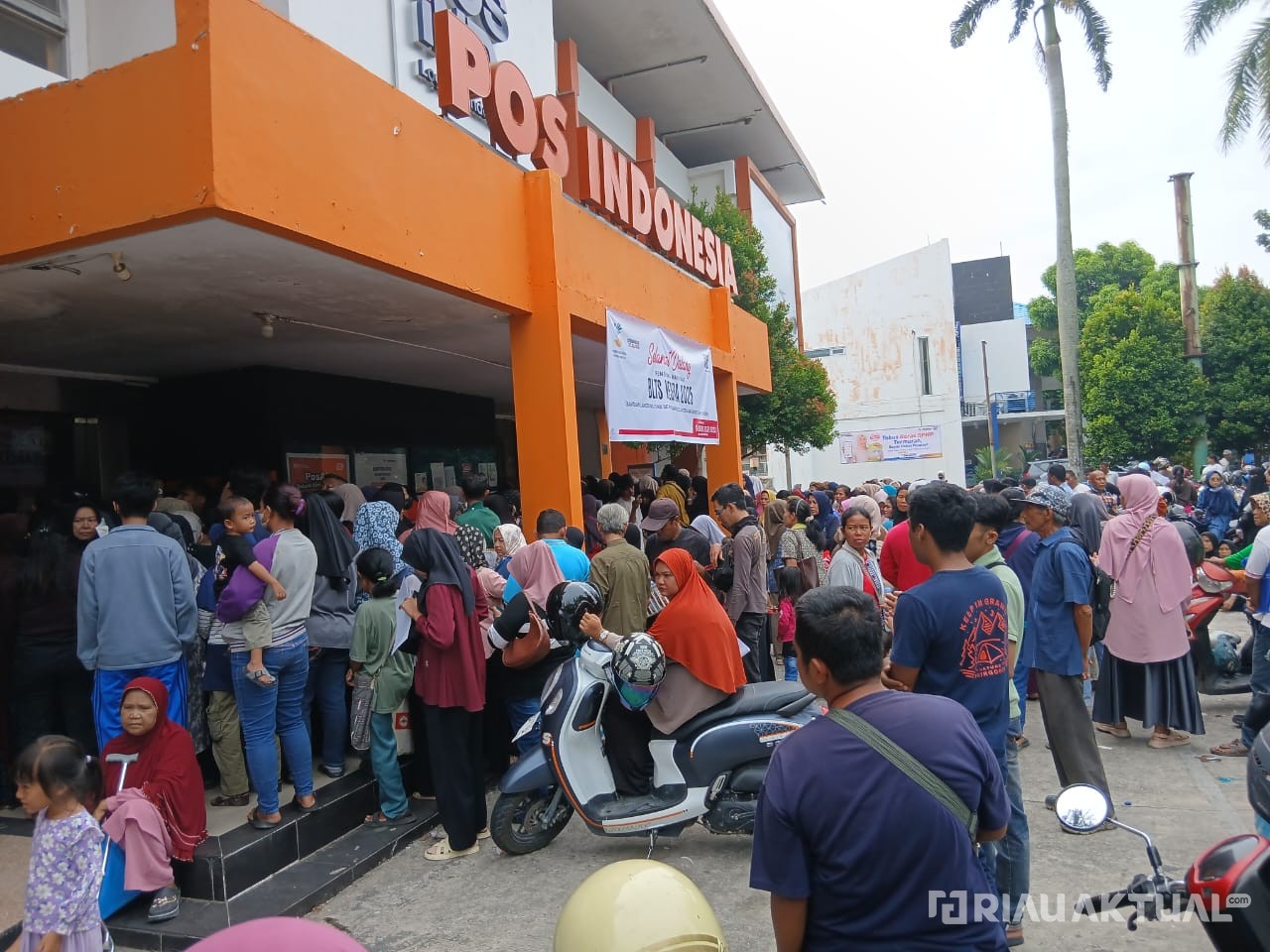 Antrean BLTS Kesra di Kantor Pos Sudirman Pekanbaru Membludak, Warga Keluhkan Sistem Pembagian