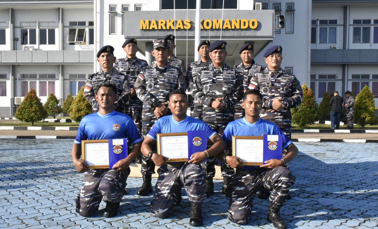 Komandan Lantamal IV Batam Beri Penghargaan kepada Prajurit Berprestasi di Kasal Cup 2025