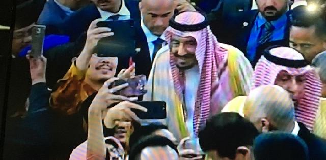 Hebohnya Anggota DPR Bersalaman dan Selfie dengan Raja Salman