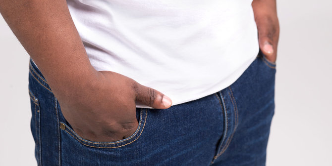 Tiga Alasan Mengapa Pria Suka Memasukkan Tangan ke Dalam Saku