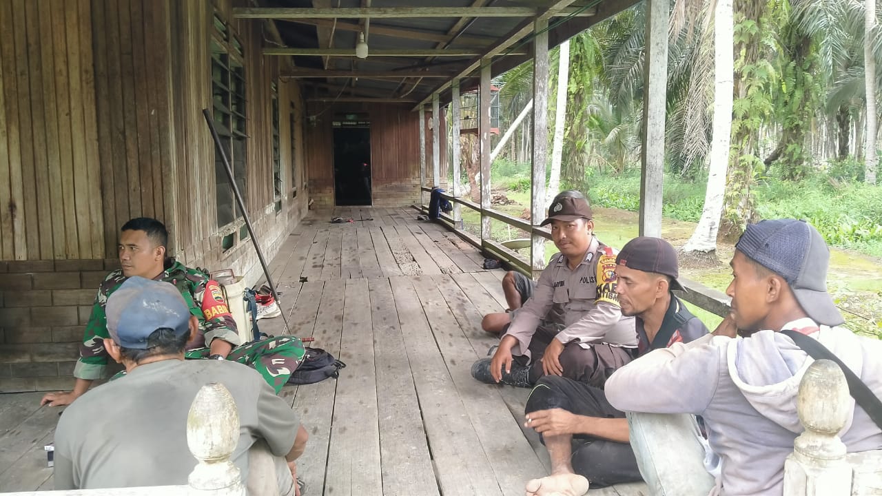 Polsek Enok Kolaborasi dengan Koramil Sambangi Warga Sungai Rukam Suksesan Pemilu 2024