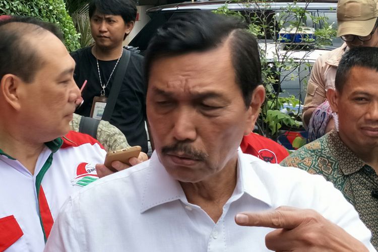 Tantang Pengkritik Jokowi, Luhut Bertaruh Cium Kaki