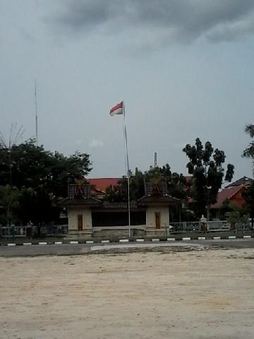 Memprihatinkan, Bendera di Halaman Gedung DPRD Pekanbaru Tak Terurus