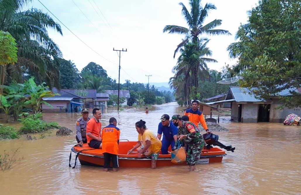 Banjir Rendam Sejumlah Wilayah di Rokan Hulu