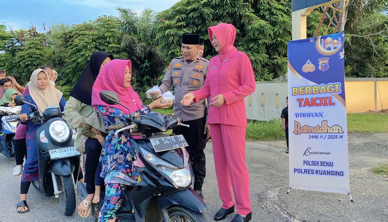 Polri Peduli, Kapolsek Benai dan Bhayangkari Bagikan Takjil dan Santuni Anak Yatim