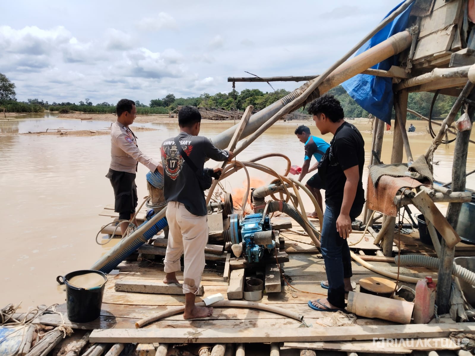 Baru Dilantik, Kapolsek Cerenti Musnahkan 7 Rakit PETI di Pulau Bayur Kuansing