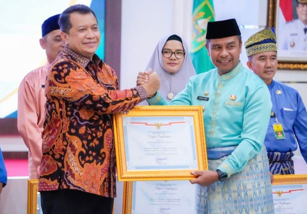 Bupati Kampar Terima Penghargaan Pelayanan Publik dari KemenPANRB