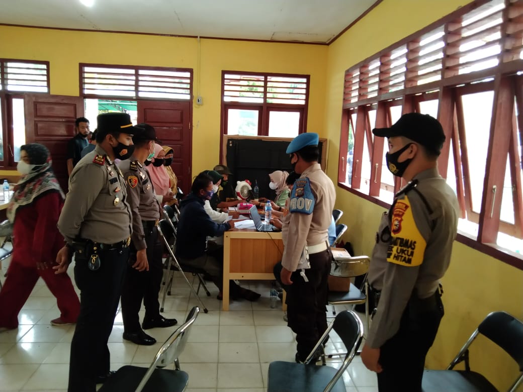 Polsek Ukui dan Puskesmas Jemput Bola Gelar Vaksinasi di Desa Air Hitam