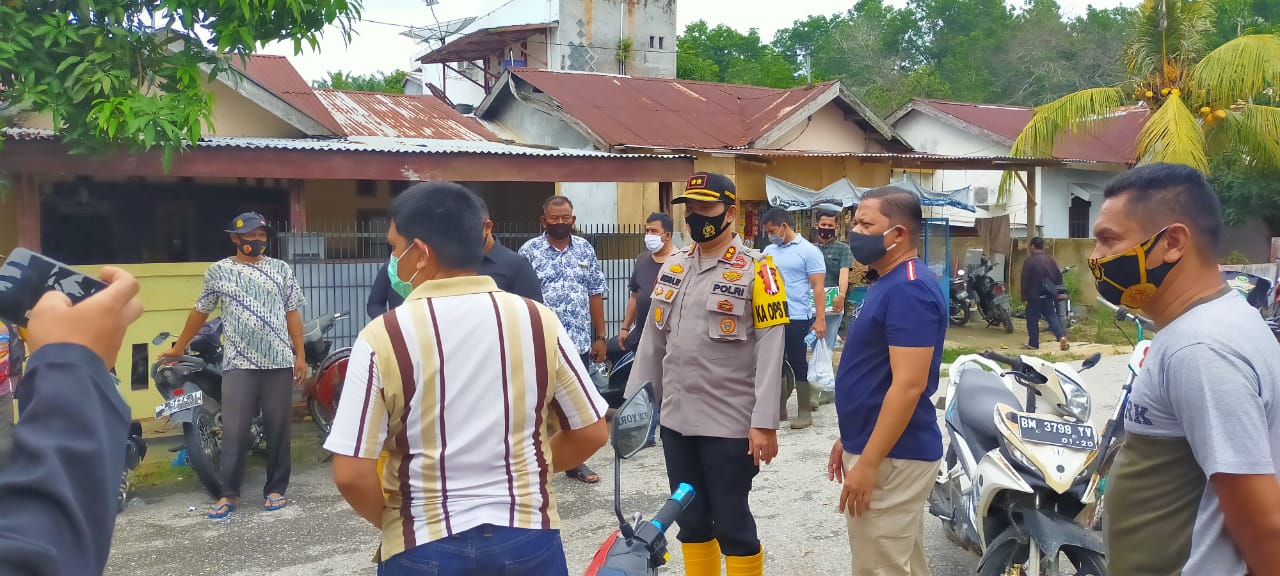 Kapolres dan Kapolsek Pangkalan Kerinci Sambangi Lokasi Banjir di Perumahan Graha Pelalawan