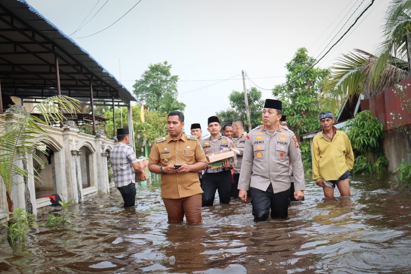 Kapolresta Pekanbaru Tinjau Lokasi Banjir di Rumbai, Salurkan Bantuan untuk Warga