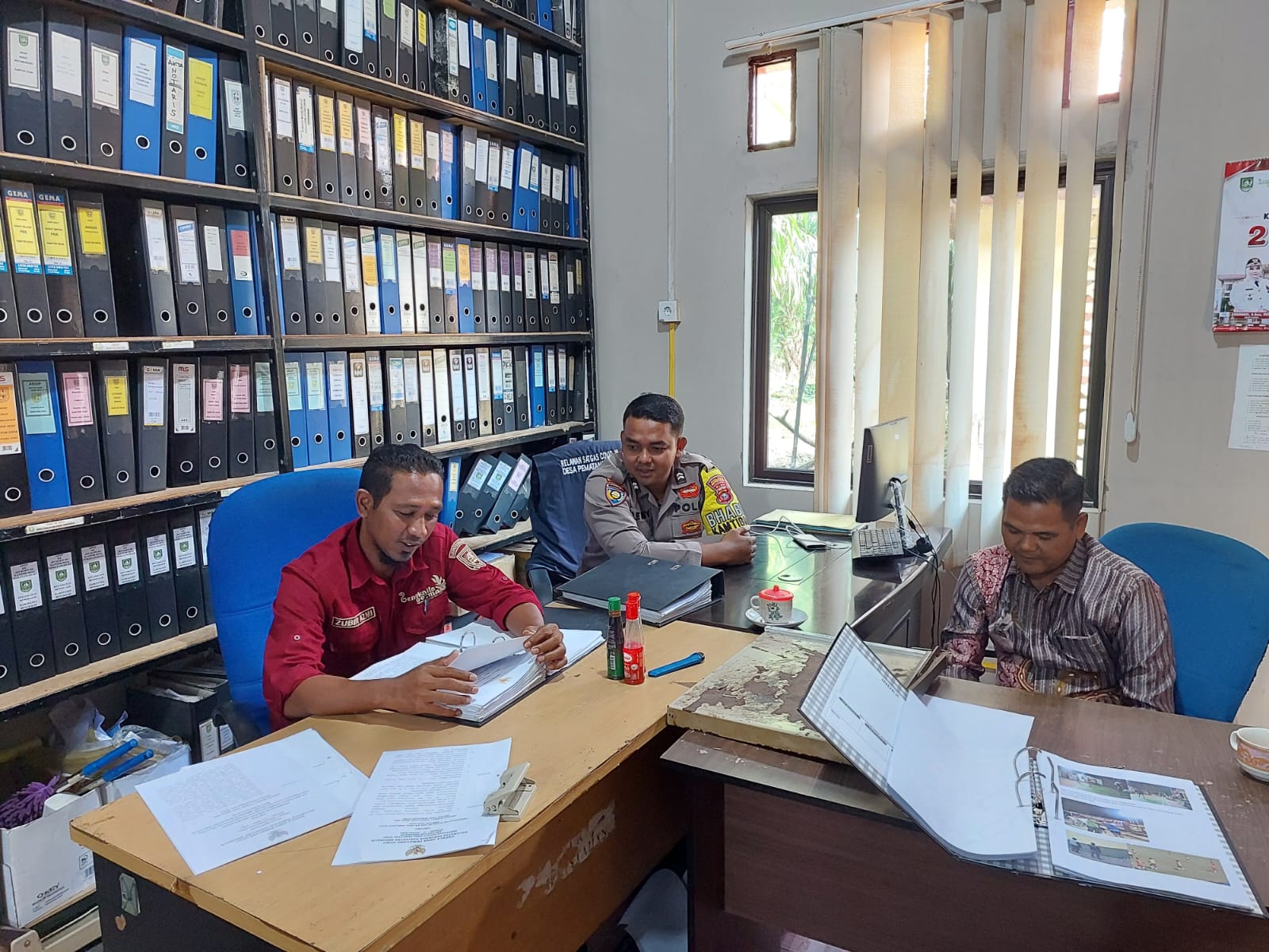 Bhabinkamtibmas Desa Pematang Duku Ajak Perangkat Desa Dukung Pilkada Damai 2024