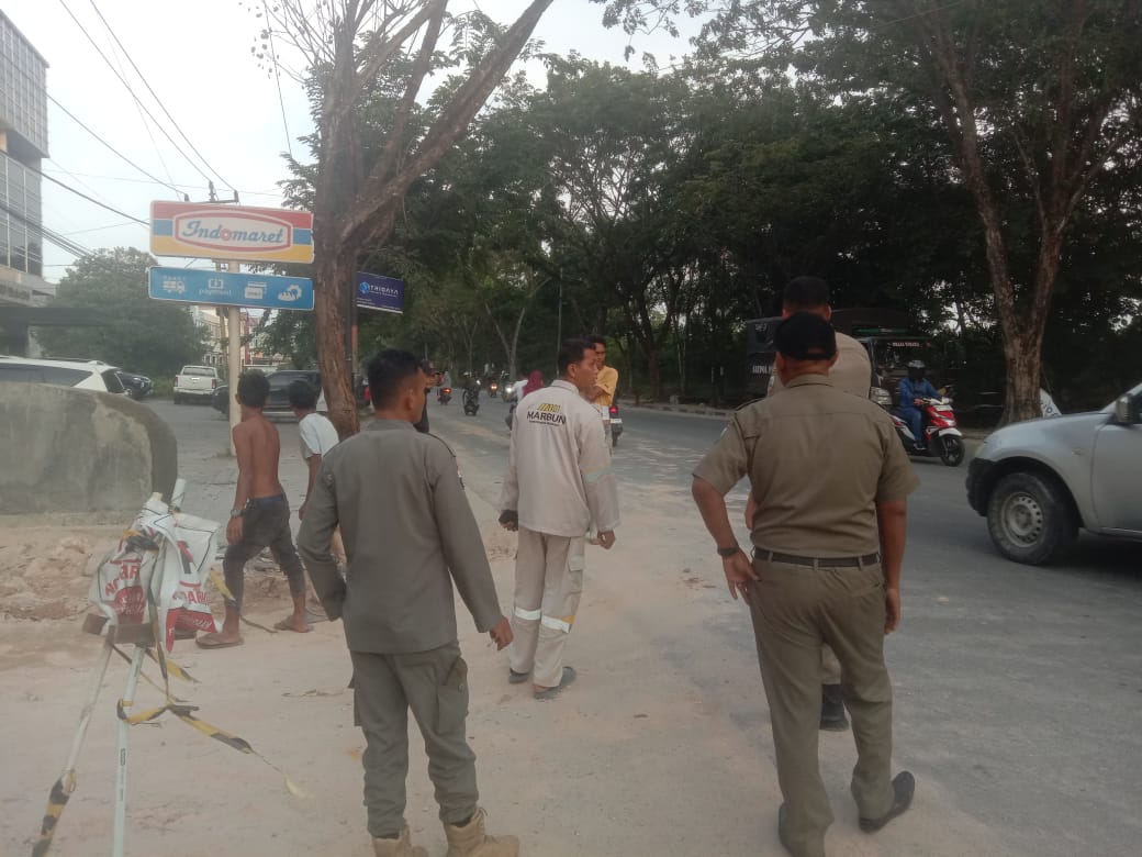 Timbunan Tanah Berceceran, Satpol PP Pekanbaru Tindak Pengelola Proyek di Jalan Datuk Setia Maharaja