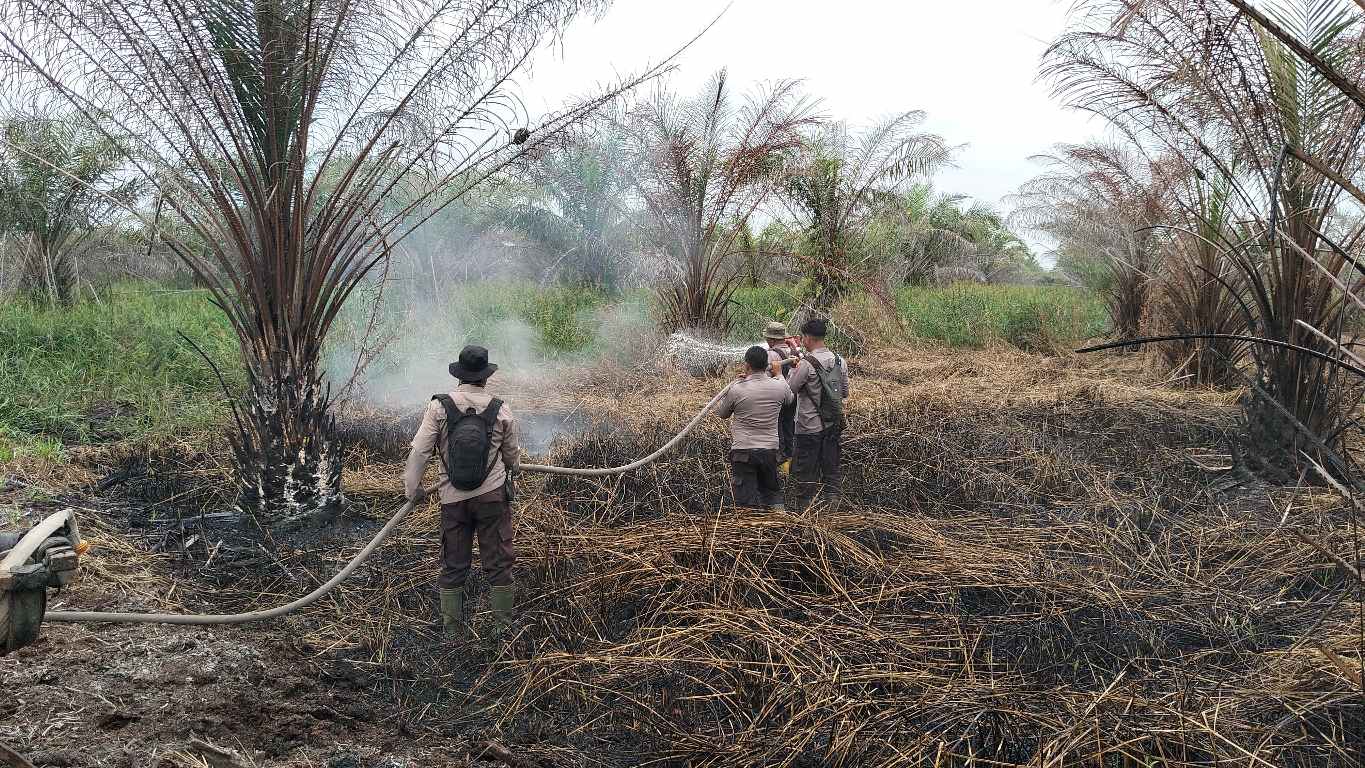 Kapolsek Bangko Pusaka Lakukan Pendinginan Pasca Kebakaran di Dusun Mulya Makmur