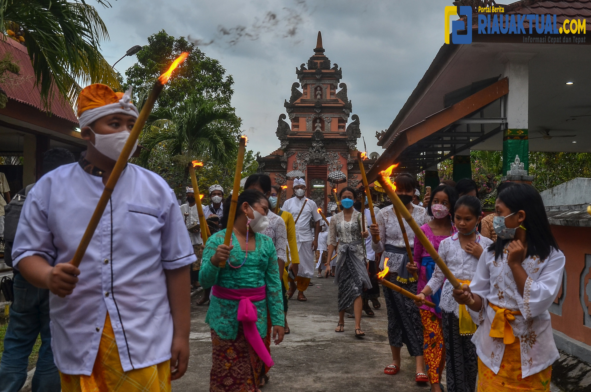 Jelang Hari Raya Nyepi, Umat Hindu di Pekanbaru Gelar Pawai Obor Tanpa Ogoh-ogoh