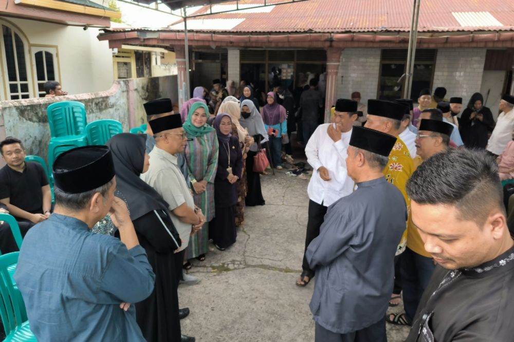 Pj Gubri Melayat ke Rumah Duka Raja Yoserizal Zen, Sebut Kehilangan Besar Bagi Riau