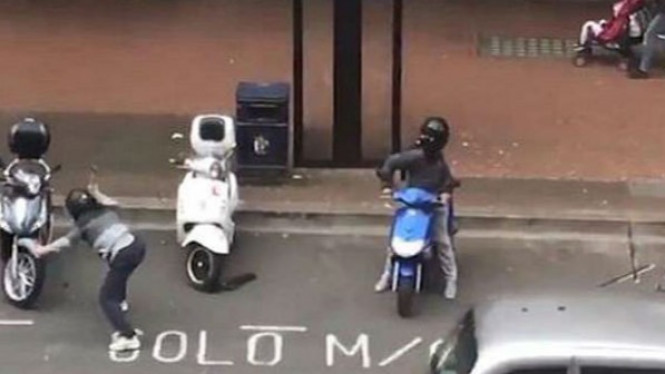 Maling Motor Beraksi di Siang Hari, Pejalan Kaki Cuek