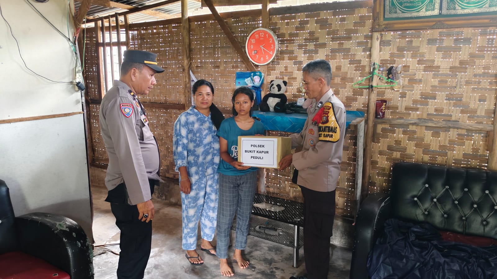 Polsek Bukit Kapur Lewati Jalan Berlumpur Demi Antar Sembako dan Sosialisasi Pemilu