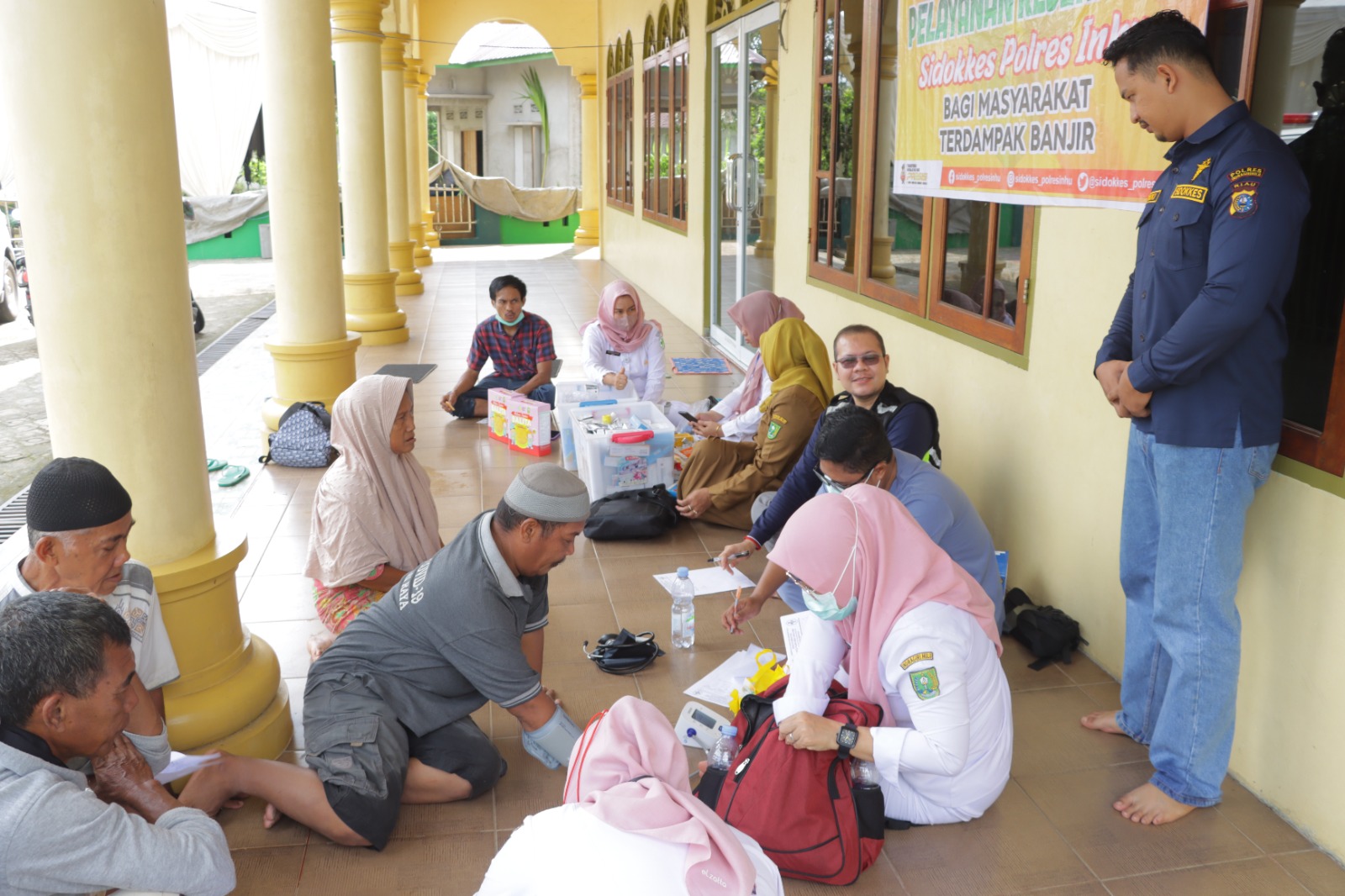 Bakkes Korban Banjir, Dokkes Polres Inhu Serukan Pemilu Damai 2024