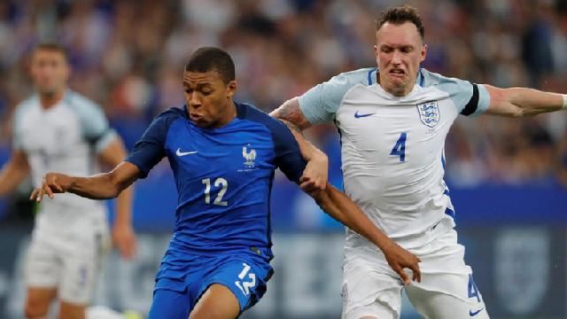 10 Pemain Prancis Kalahkan Inggris 3-2