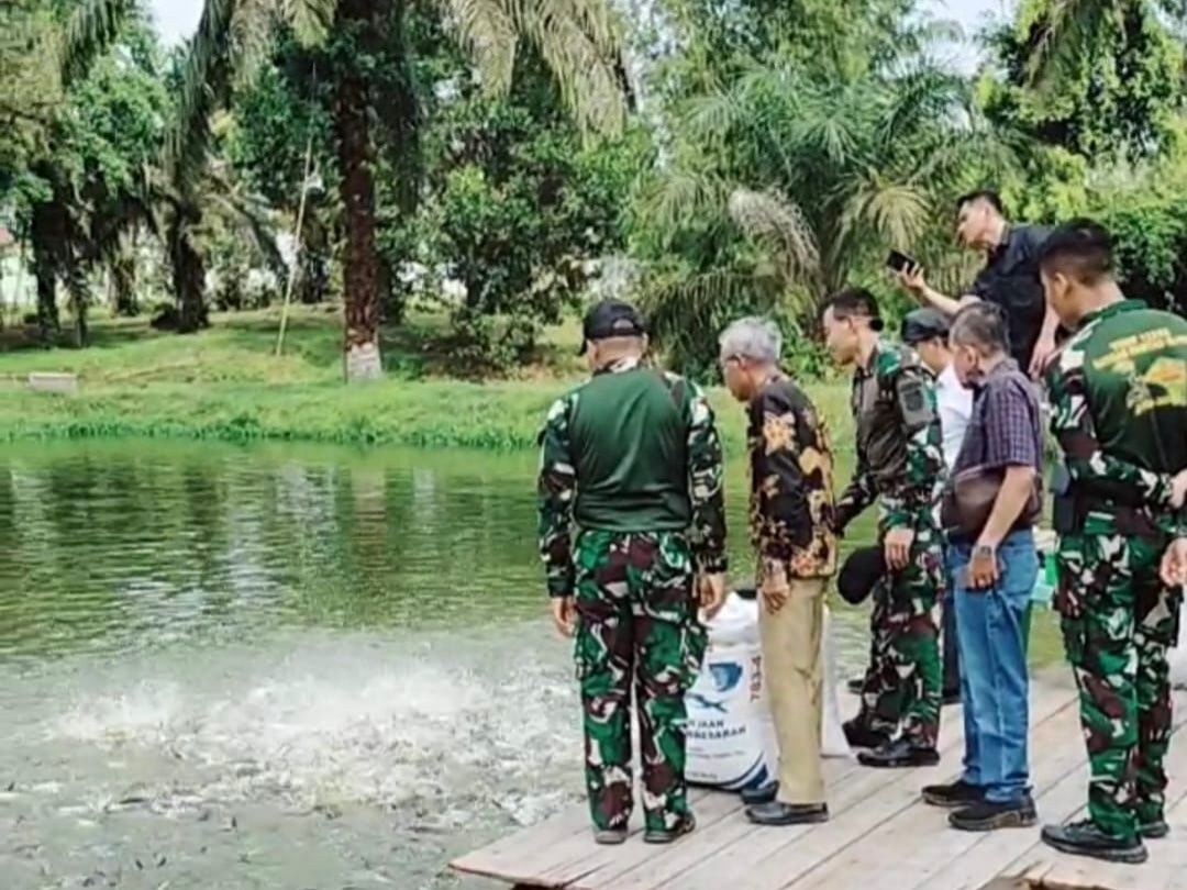 Yonif 132/Bima Sakti Bangun Kolam Ikan untuk Ketahanan Pangan di Kampar