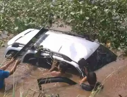 Keperosok Lobang, Suzuki Escudo Masuk Parit