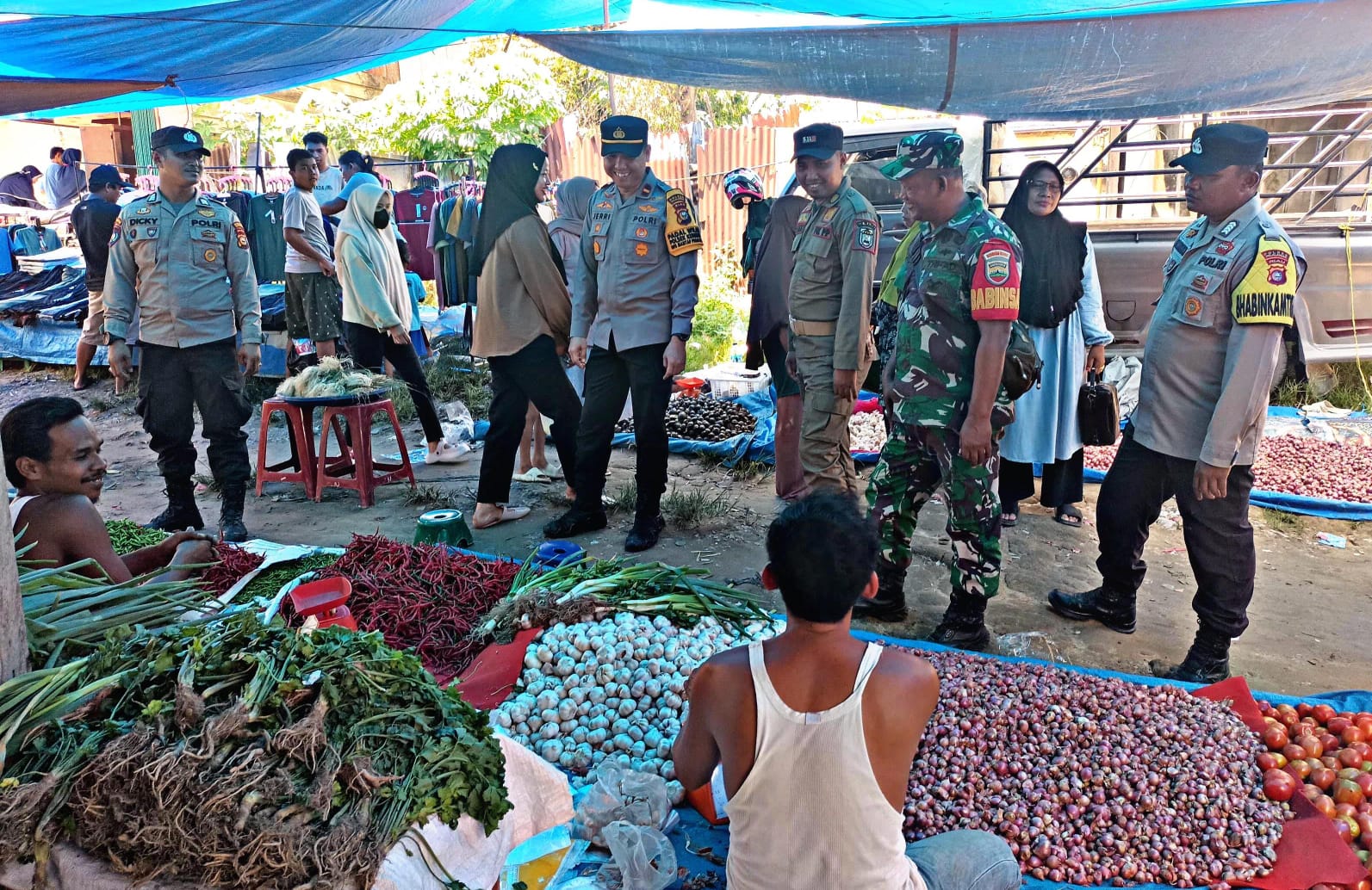 Kapolsek Kerumutan Pantau Harga Bahan Pokok di Pasar Tradisional