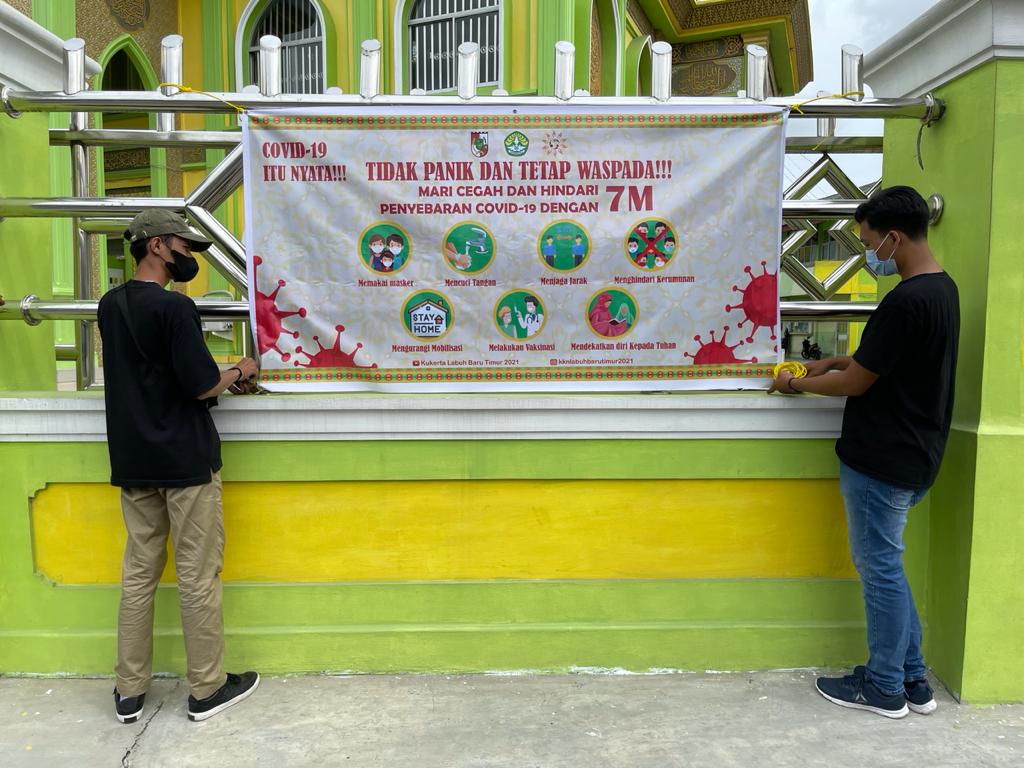 Mahasiswa Kukerta UNRI Kelurahan Labuhbaru Timur Pasang Spanduk Himbauan dan Bagikan Sabun Cuci Tangan 