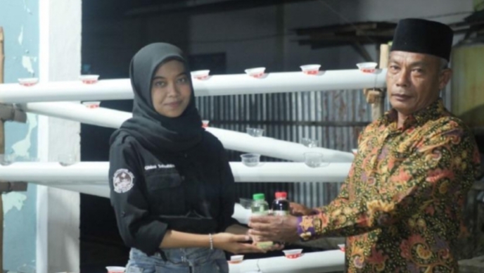 Abdikan Diri di Bengkalis, Mahasiswa KKN Integrasi Unri Sosialisasikan Manfaat Tanaman Hidroponik