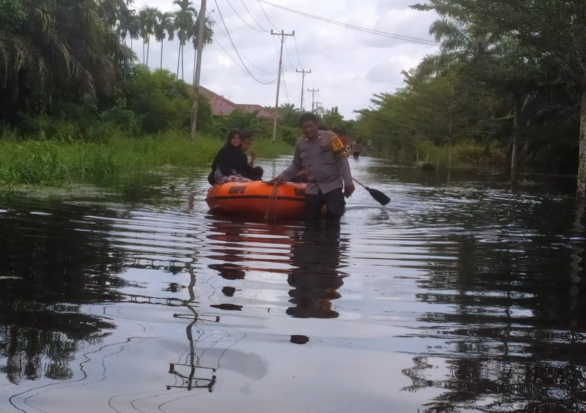 Polisi di Dumai Basah-basahan saat Sosialisasi Pemilu Damai