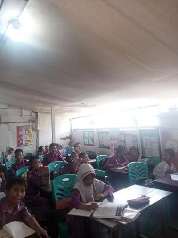 25 Siswa Kelas IV SDN 47 Belajar Diruangan Berdindingkan Papan Pagar Sekolah