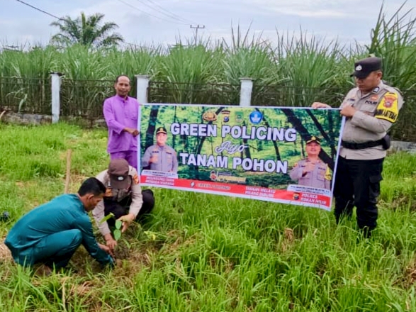 Kapolsek Rimba Melintang Tanam Bibit Pohon, Sosialisasikan Program Green Policing