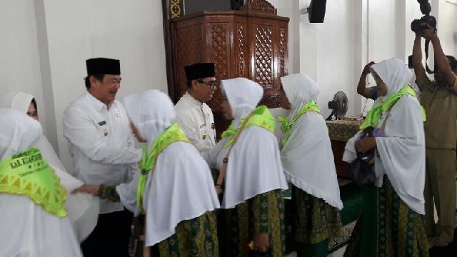 Bupati Mursini, Lepas Keberangkatan Calon Jemaah Haji Kuansing, Sebanyak 259 Orang