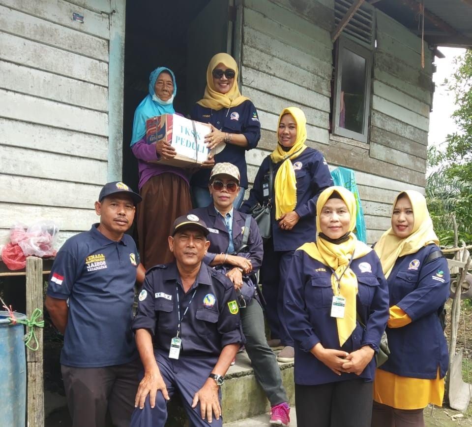 HUT ke 12 Tahun, TKSK Riau Beri Bantuan Kepada Lansia Miskin