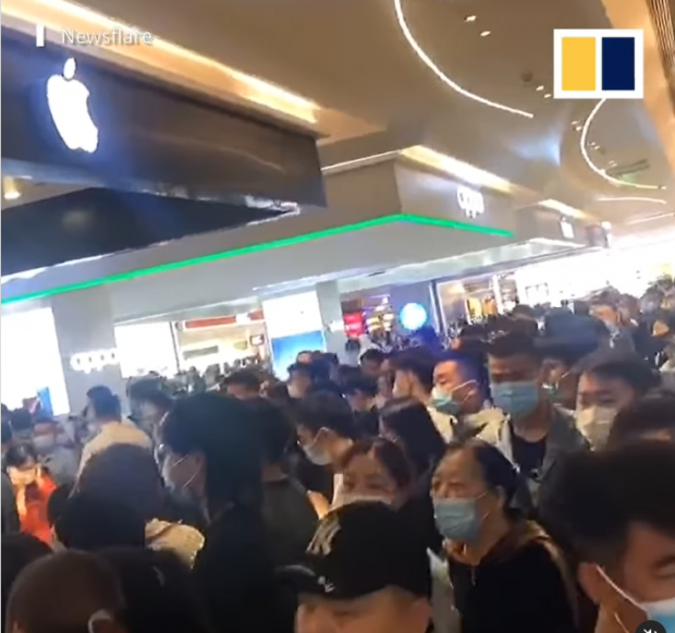 Viral Ratusan Orang Mengantre demi Beli iPhone 13 di China