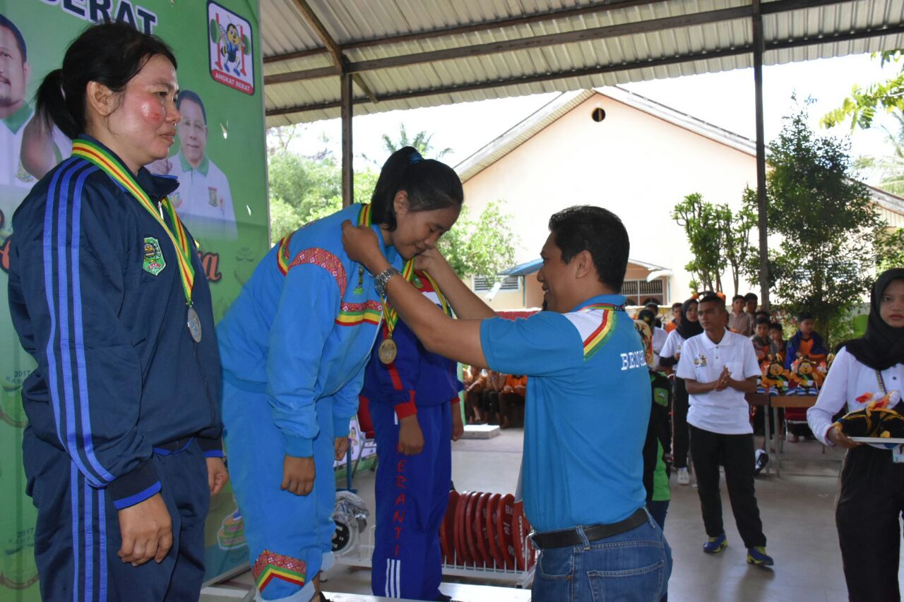 Angkat Berat Putri Bengkalis Sumbang 1 Emas dan Perak
