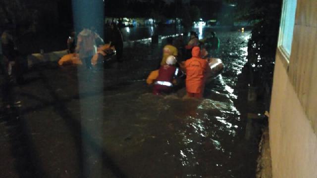 Bukittingi Diterjang Banjir, Petugas Gabungan Evakuasi Warga