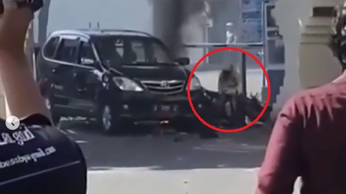 Video Anak Kecil Coba Berdiri Pasca Ledakan Bom Di Polrestabes Surabaya, Dibawa Pelaku ?